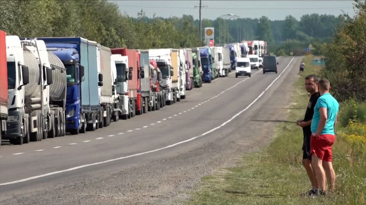 Gigantická kolona kamionů zablokovala ukrajinsko-polskou hranici. Auta stojí 58 kilometrů